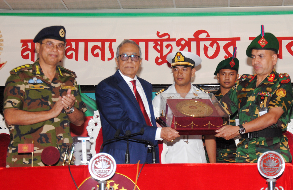 পিজিআর-এর ৪১তম প্রতিষ্ঠা বার্ষিকী উপলক্ষে বুধবার (২০-৭-২০১৬) ঢাকা সেনানিবাসস্থ পিজিআর সদরদপ্তরে মহামান্য রাষ্ট্রপতি মোঃ আবদুল হামিদকে পিজিআর এর কমান্ডার ব্রিগেডিয়ার জেনারেল মোঃ জাহাঙ্গীর হারুন শুভেচ্ছা উপহার প্রদান করছেন । ছবি: আইএসপিআর।