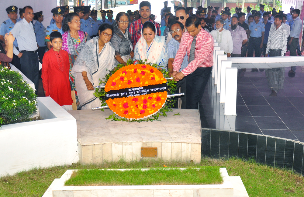 বীরশ্রেষ্ঠ ফ্লাইট লেফটেন্যান্ট এম মতিউর রহমানের ৪৫তম শাহাদাত বার্ষিকী উপলক্ষে শহীদ বুদ্ধিজীবী কবরস্থানে তার কবরে পুষ্পস্তবক অর্পন করে শ্রদ্ধা জানাচ্ছেন তার পরিবারের সদস্যগন । ছবি:আইএসপিআর